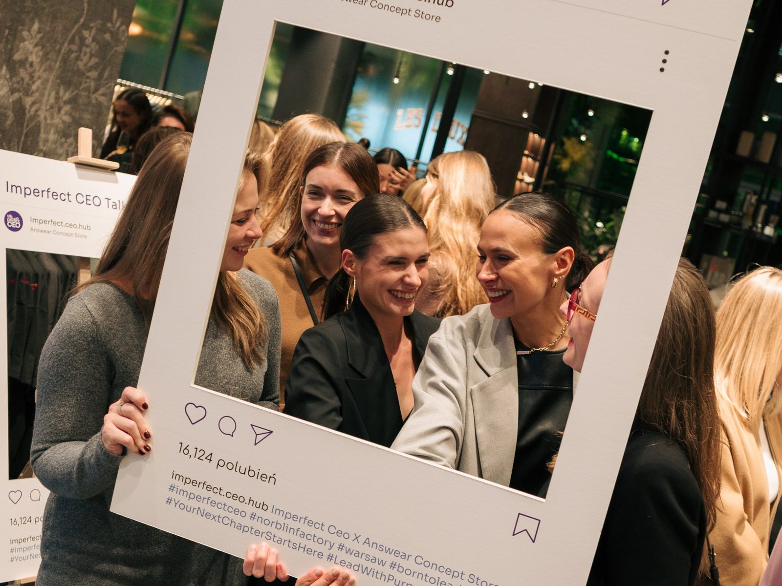 Uczestniczki Imperfect CEO Talks śmieją się w ramce fotobudki w Answear Concept Store